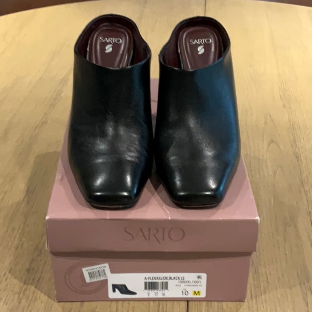 Sanrio Women's Black Leather Mules